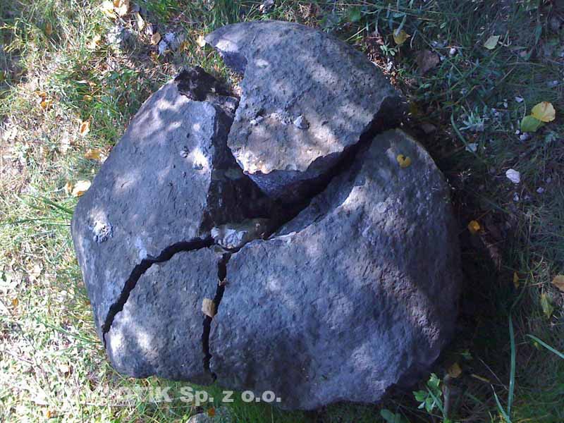 h. Stein spalten - sprengen lautlos mit Dynacem Quellsprengstoff